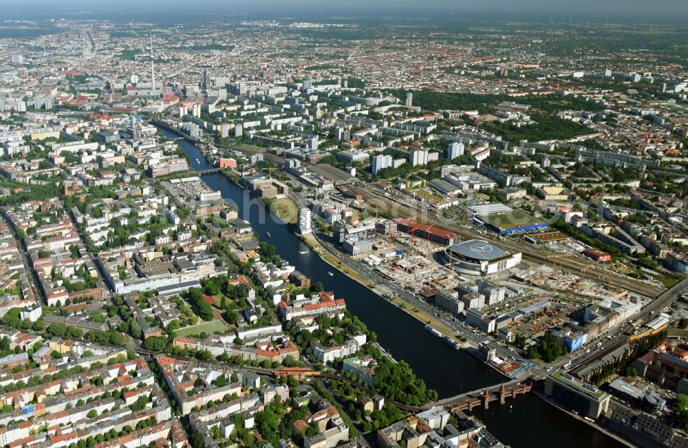 Aerial photograph Berlin - Development area and construction sites on the Anschutzareal at the Mercedes-Benz-Arena on the banks of the River Spree in Friedrichshain. The Anschutz Entertainment Group (AEG) is developing the site through numerous hotel and commercial building new buildings