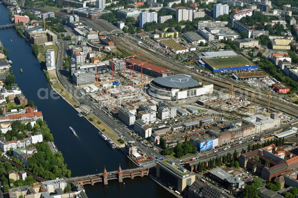 Berlin from the bird's eye view: Development area and construction sites on the Anschutzareal at the Mercedes-Benz-Arena on the banks of the River Spree in Friedrichshain. The Anschutz Entertainment Group (AEG) is developing the site through numerous hotel and commercial building new buildings