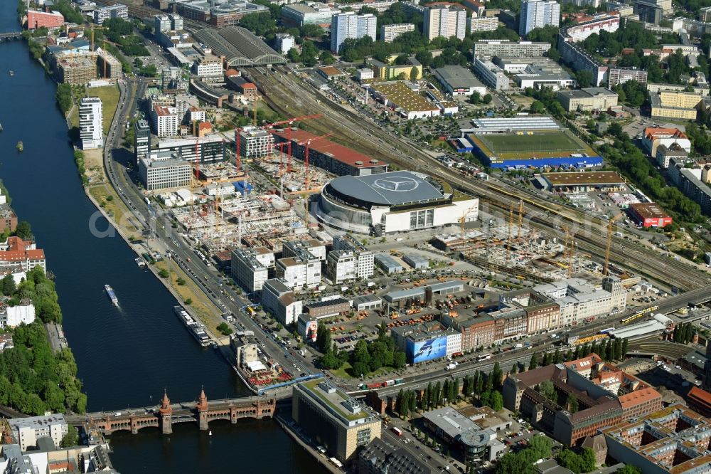 Aerial photograph Berlin - Development area and construction sites on the Anschutzareal at the Mercedes-Benz-Arena on the banks of the River Spree in Friedrichshain. The Anschutz Entertainment Group (AEG) is developing the site through numerous hotel and commercial building new buildings