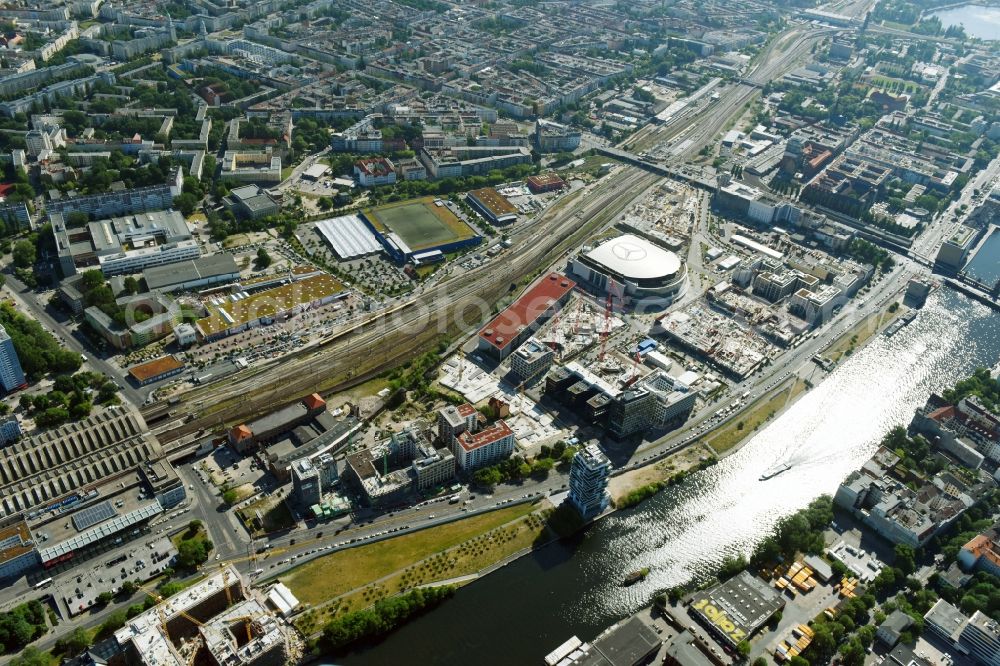 Berlin from the bird's eye view: Development area and construction sites on the Anschutzareal at the Mercedes-Benz-Arena on the banks of the River Spree in Friedrichshain. The Anschutz Entertainment Group (AEG) is developing the site through numerous hotel and commercial building new buildings