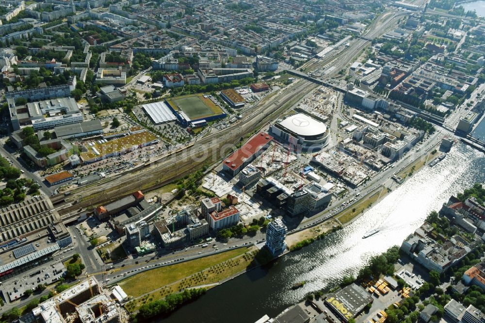 Aerial image Berlin - Development area and construction sites on the Anschutzareal at the Mercedes-Benz-Arena on the banks of the River Spree in Friedrichshain. The Anschutz Entertainment Group (AEG) is developing the site through numerous hotel and commercial building new buildings