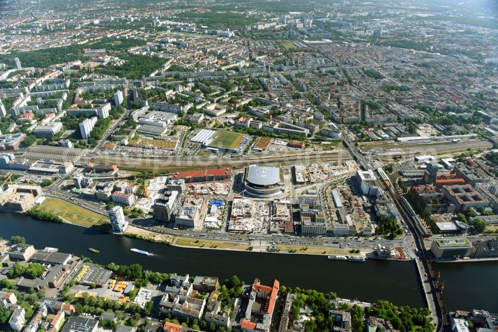 Aerial photograph Berlin - Development area and construction sites on the Anschutzareal at the Mercedes-Benz-Arena on the banks of the River Spree in Friedrichshain. The Anschutz Entertainment Group (AEG) is developing the site through numerous hotel and commercial building new buildings