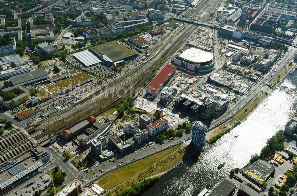 Berlin from the bird's eye view: Development area and construction sites on the Anschutzareal at the Mercedes-Benz-Arena on the banks of the River Spree in Friedrichshain. The Anschutz Entertainment Group (AEG) is developing the site through numerous hotel and commercial building new buildings