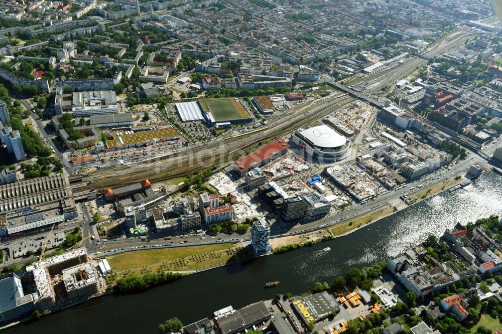 Aerial image Berlin - Development area and construction sites on the Anschutzareal at the Mercedes-Benz-Arena on the banks of the River Spree in Friedrichshain. The Anschutz Entertainment Group (AEG) is developing the site through numerous hotel and commercial building new buildings