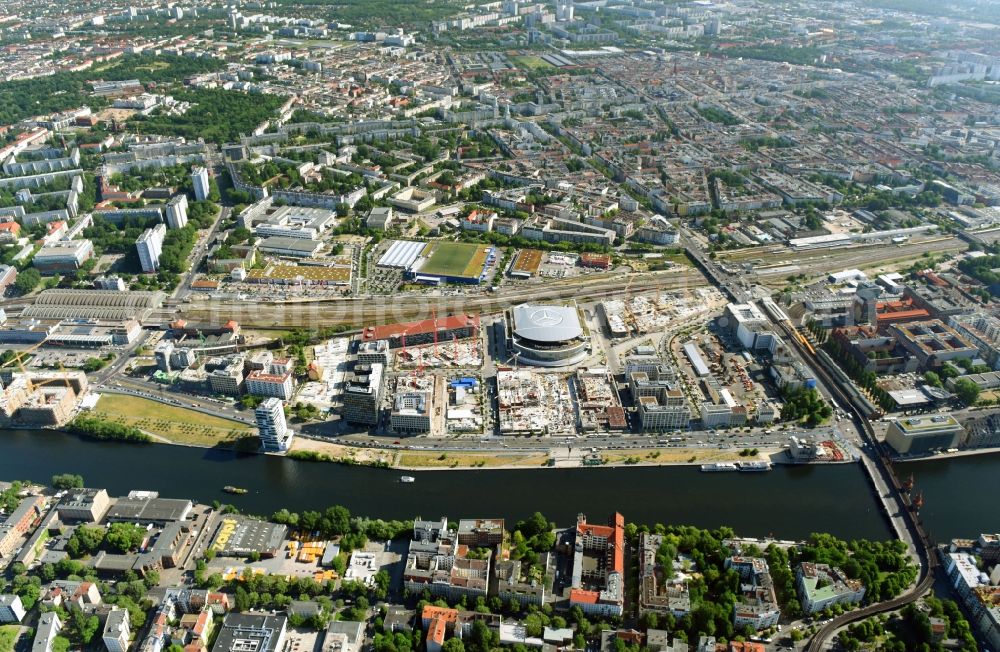 Aerial photograph Berlin - Development area and construction sites on the Anschutzareal at the Mercedes-Benz-Arena on the banks of the River Spree in Friedrichshain. The Anschutz Entertainment Group (AEG) is developing the site through numerous hotel and commercial building new buildings