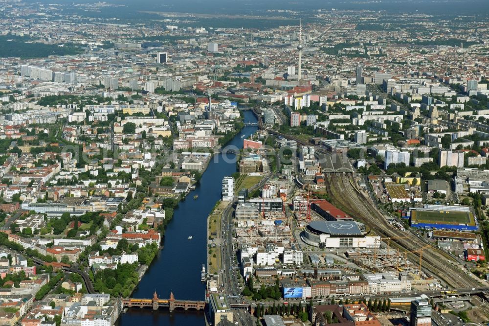 Berlin from the bird's eye view: Development area and construction sites on the Anschutzareal at the Mercedes-Benz-Arena on the banks of the River Spree in Friedrichshain. The Anschutz Entertainment Group (AEG) is developing the site through numerous hotel and commercial building new buildings