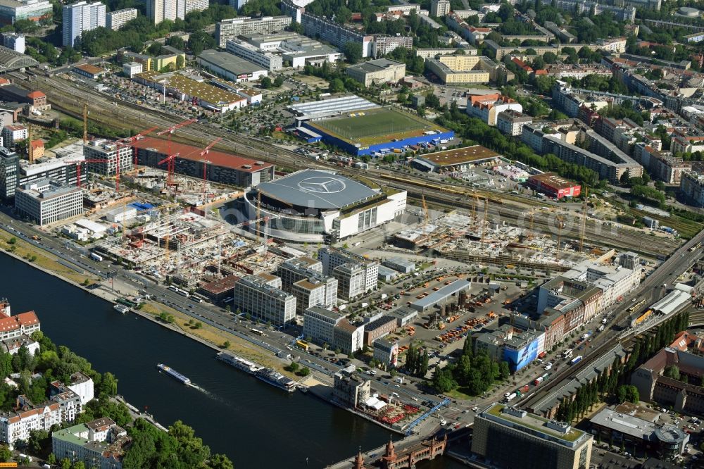 Aerial photograph Berlin - Development area and construction sites on the Anschutzareal at the Mercedes-Benz-Arena on the banks of the River Spree in Friedrichshain. The Anschutz Entertainment Group (AEG) is developing the site through numerous hotel and commercial building new buildings