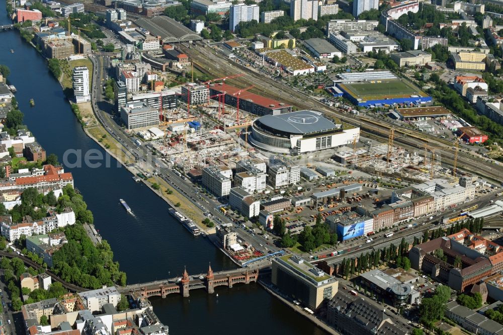 Berlin from the bird's eye view: Development area and construction sites on the Anschutzareal at the Mercedes-Benz-Arena on the banks of the River Spree in Friedrichshain. The Anschutz Entertainment Group (AEG) is developing the site through numerous hotel and commercial building new buildings