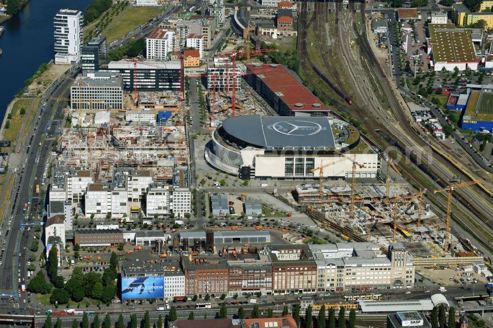 Aerial image Berlin - Development area and construction sites on the Anschutzareal at the Mercedes-Benz-Arena on the banks of the River Spree in Friedrichshain. The Anschutz Entertainment Group (AEG) is developing the site through numerous hotel and commercial building new buildings