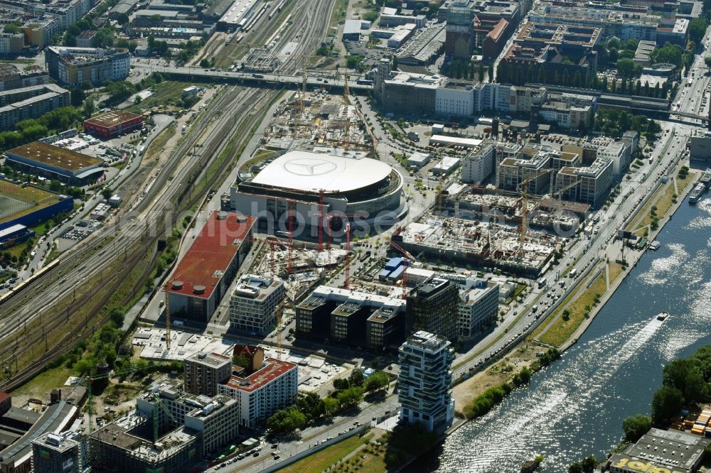 Aerial photograph Berlin - Development area and construction sites on the Anschutzareal at the Mercedes-Benz-Arena on the banks of the River Spree in Friedrichshain. The Anschutz Entertainment Group (AEG) is developing the site through numerous hotel and commercial building new buildings