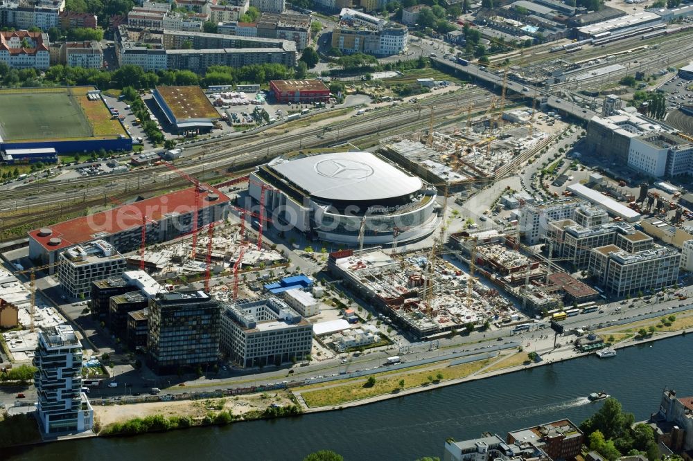 Berlin from the bird's eye view: Development area and construction sites on the Anschutzareal at the Mercedes-Benz-Arena on the banks of the River Spree in Friedrichshain. The Anschutz Entertainment Group (AEG) is developing the site through numerous hotel and commercial building new buildings