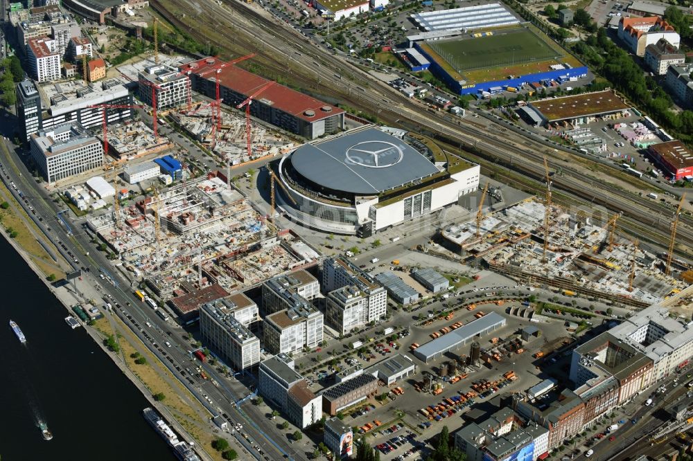 Aerial image Berlin - Development area and construction sites on the Anschutzareal at the Mercedes-Benz-Arena on the banks of the River Spree in Friedrichshain. The Anschutz Entertainment Group (AEG) is developing the site through numerous hotel and commercial building new buildings