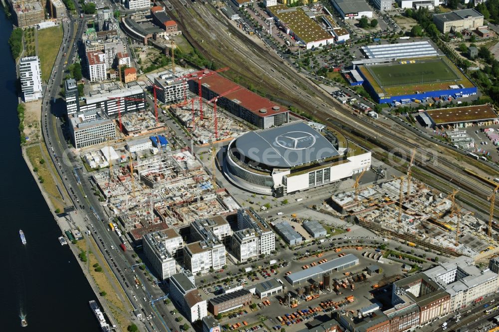 Aerial photograph Berlin - Development area and construction sites on the Anschutzareal at the Mercedes-Benz-Arena on the banks of the River Spree in Friedrichshain. The Anschutz Entertainment Group (AEG) is developing the site through numerous hotel and commercial building new buildings