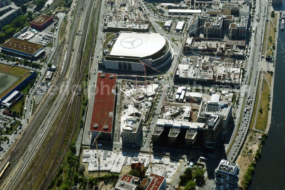 Aerial image Berlin - Development area and construction sites on the Anschutzareal at the Mercedes-Benz-Arena on the banks of the River Spree in Friedrichshain. The Anschutz Entertainment Group (AEG) is developing the site through numerous hotel and commercial building new buildings