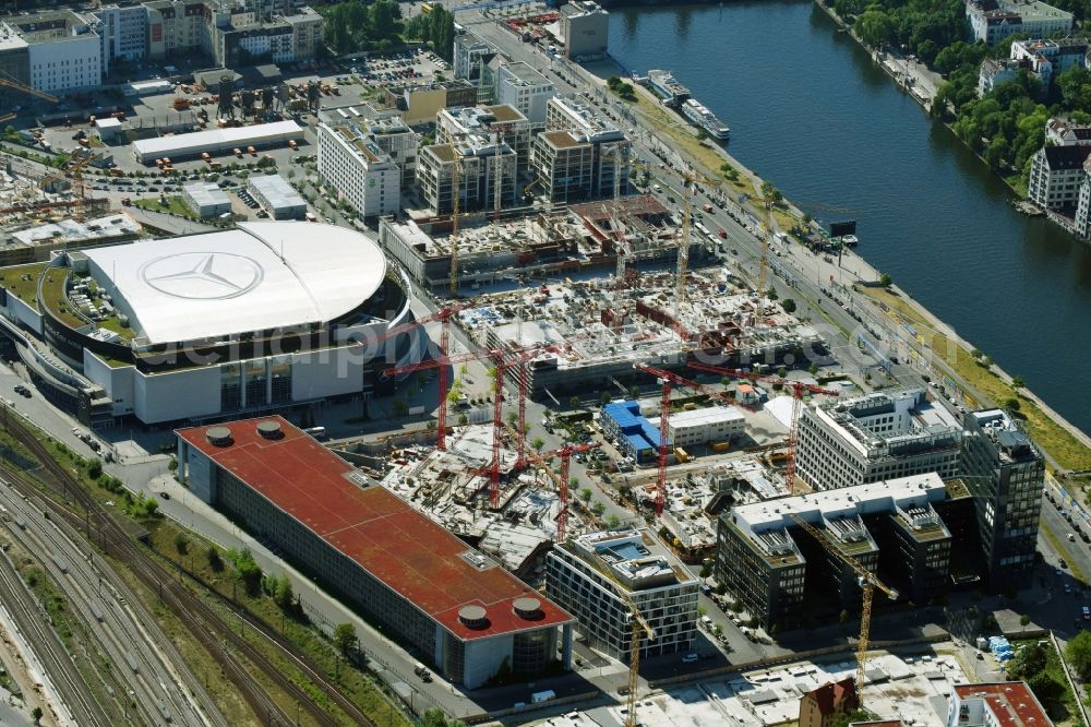 Aerial image Berlin - Development area and construction sites on the Anschutzareal at the Mercedes-Benz-Arena on the banks of the River Spree in Friedrichshain. The Anschutz Entertainment Group (AEG) is developing the site through numerous hotel and commercial building new buildings