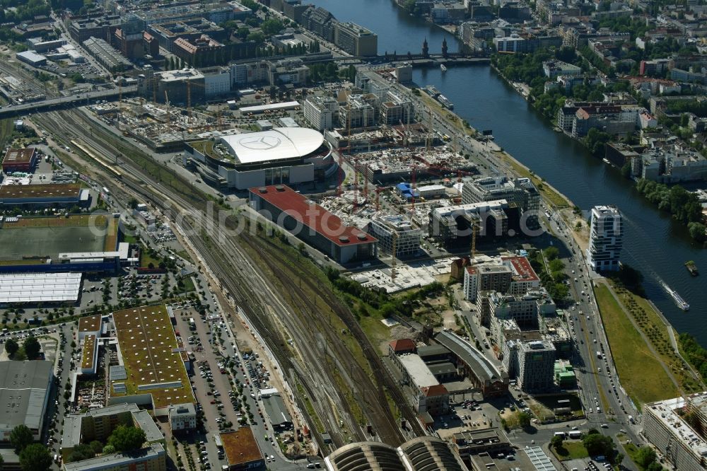 Aerial photograph Berlin - Development area and construction sites on the Anschutzareal at the Mercedes-Benz-Arena on the banks of the River Spree in Friedrichshain. The Anschutz Entertainment Group (AEG) is developing the site through numerous hotel and commercial building new buildings