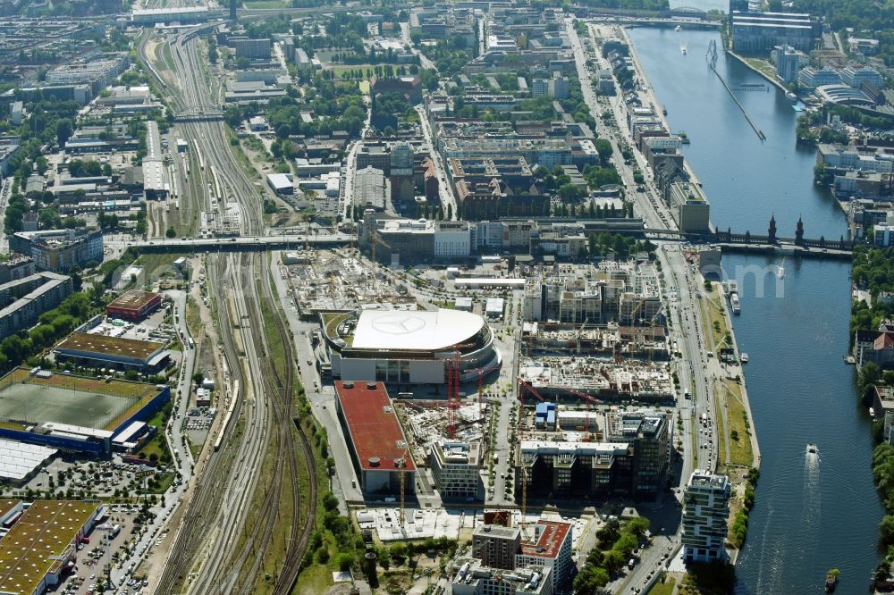 Berlin from the bird's eye view: Development area and construction sites on the Anschutzareal at the Mercedes-Benz-Arena on the banks of the River Spree in Friedrichshain. The Anschutz Entertainment Group (AEG) is developing the site through numerous hotel and commercial building new buildings