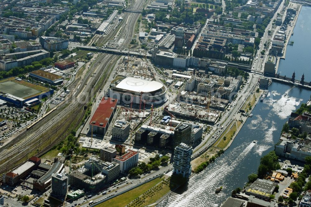 Aerial photograph Berlin - Development area and construction sites on the Anschutzareal at the Mercedes-Benz-Arena on the banks of the River Spree in Friedrichshain. The Anschutz Entertainment Group (AEG) is developing the site through numerous hotel and commercial building new buildings