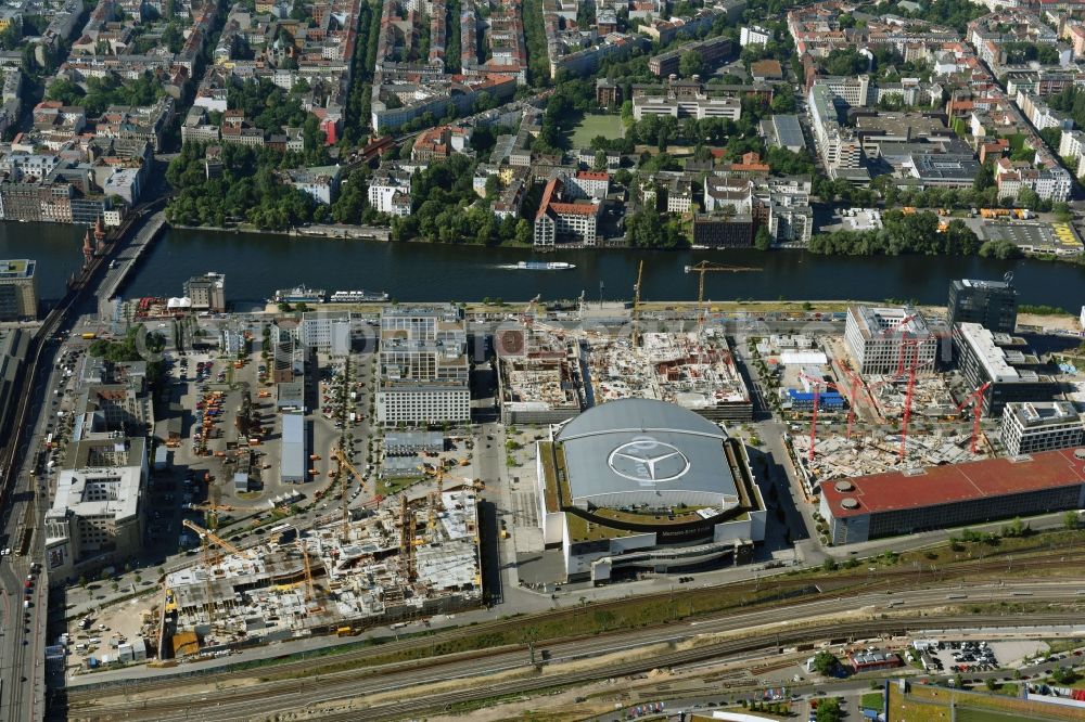 Berlin from the bird's eye view: Development area and construction sites on the Anschutzareal at the Mercedes-Benz-Arena on the banks of the River Spree in Friedrichshain. The Anschutz Entertainment Group (AEG) is developing the site through numerous hotel and commercial building new buildings