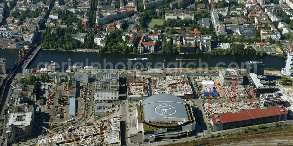 Aerial image Berlin - Development area and construction sites on the Anschutzareal at the Mercedes-Benz-Arena on the banks of the River Spree in Friedrichshain. The Anschutz Entertainment Group (AEG) is developing the site through numerous hotel and commercial building new buildings