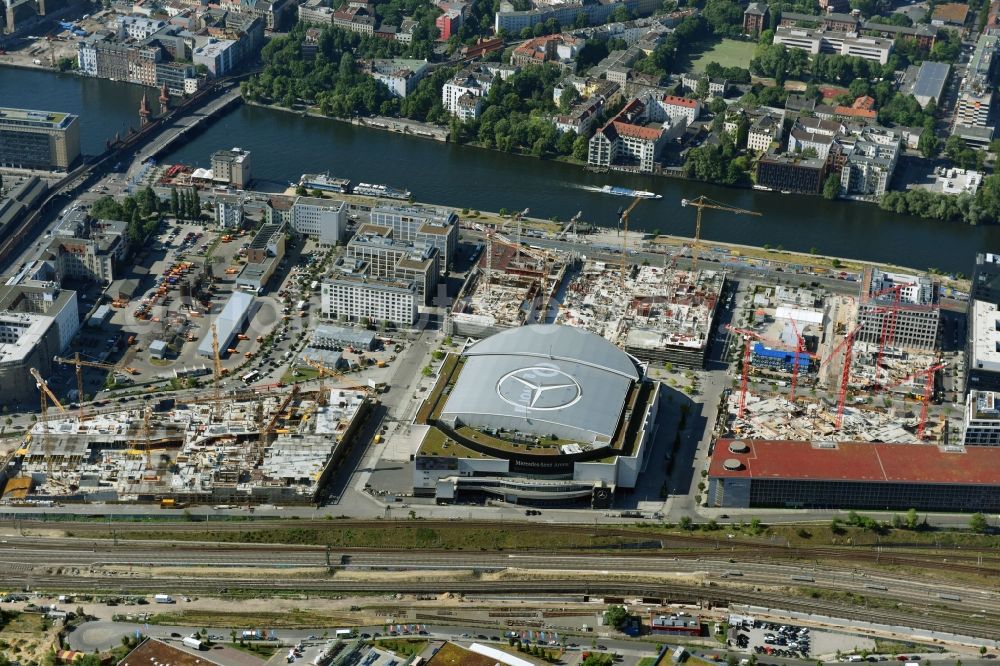 Aerial photograph Berlin - Development area and construction sites on the Anschutzareal at the Mercedes-Benz-Arena on the banks of the River Spree in Friedrichshain. The Anschutz Entertainment Group (AEG) is developing the site through numerous hotel and commercial building new buildings