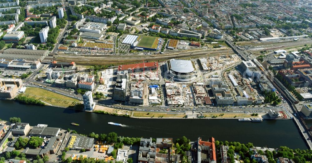 Berlin from the bird's eye view: Development area and construction sites on the Anschutzareal at the Mercedes-Benz-Arena on the banks of the River Spree in Friedrichshain. The Anschutz Entertainment Group (AEG) is developing the site through numerous hotel and commercial building new buildings