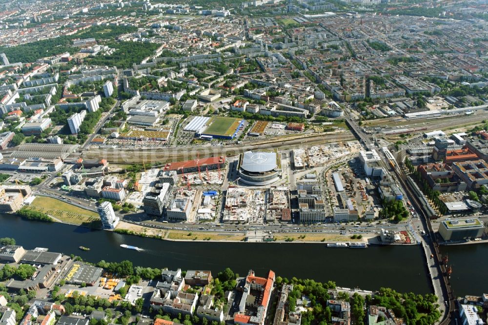 Aerial photograph Berlin - Development area and construction sites on the Anschutzareal at the Mercedes-Benz-Arena on the banks of the River Spree in Friedrichshain. The Anschutz Entertainment Group (AEG) is developing the site through numerous hotel and commercial building new buildings