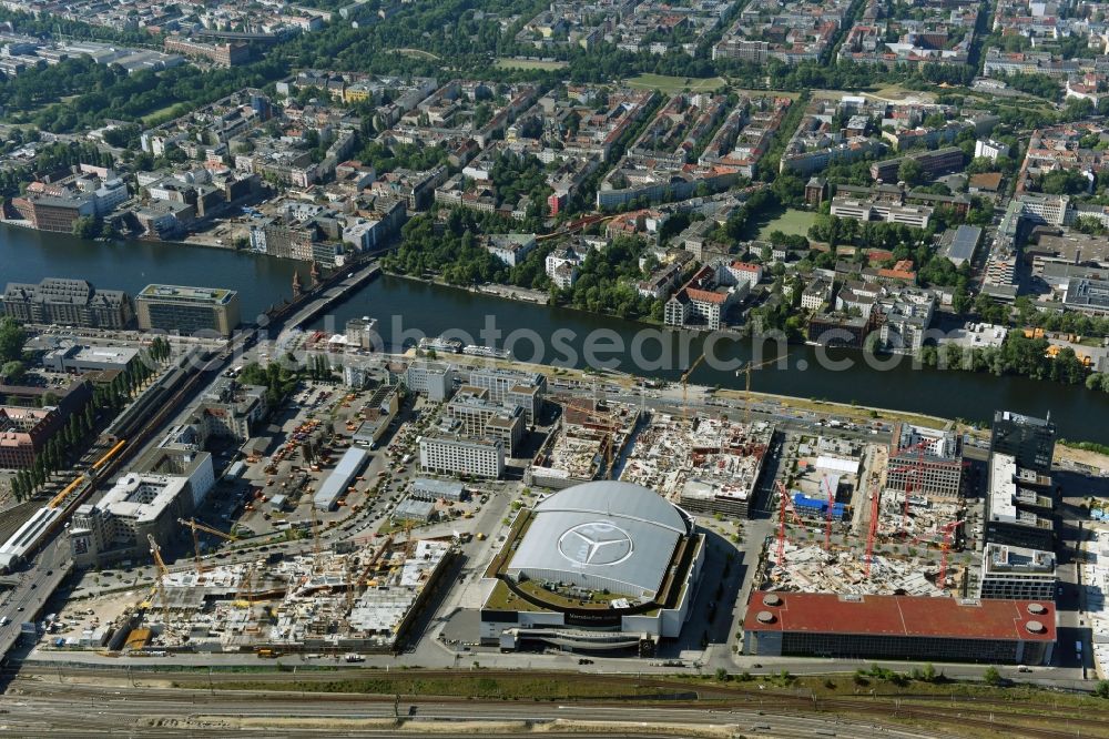 Berlin from the bird's eye view: Development area and construction sites on the Anschutzareal at the Mercedes-Benz-Arena on the banks of the River Spree in Friedrichshain. The Anschutz Entertainment Group (AEG) is developing the site through numerous hotel and commercial building new buildings