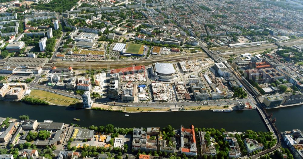 Aerial photograph Berlin - Development area and construction sites on the Anschutzareal at the Mercedes-Benz-Arena on the banks of the River Spree in Friedrichshain. The Anschutz Entertainment Group (AEG) is developing the site through numerous hotel and commercial building new buildings