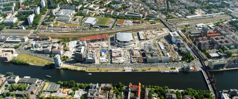 Berlin from the bird's eye view: Development area and construction sites on the Anschutzareal at the Mercedes-Benz-Arena on the banks of the River Spree in Friedrichshain. The Anschutz Entertainment Group (AEG) is developing the site through numerous hotel and commercial building new buildings