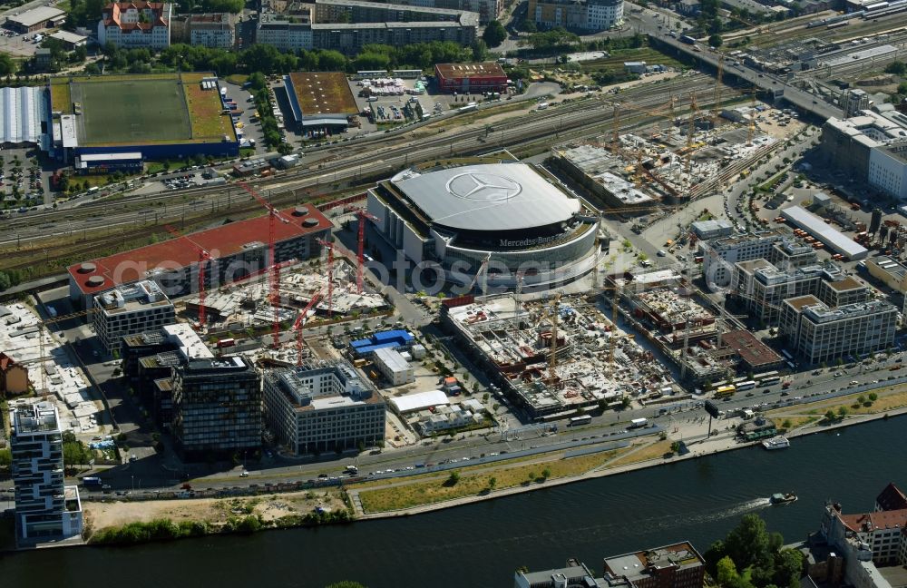 Aerial photograph Berlin - Development area and construction sites on the Anschutzareal at the Mercedes-Benz-Arena on the banks of the River Spree in Friedrichshain. The Anschutz Entertainment Group (AEG) is developing the site through numerous hotel and commercial building new buildings