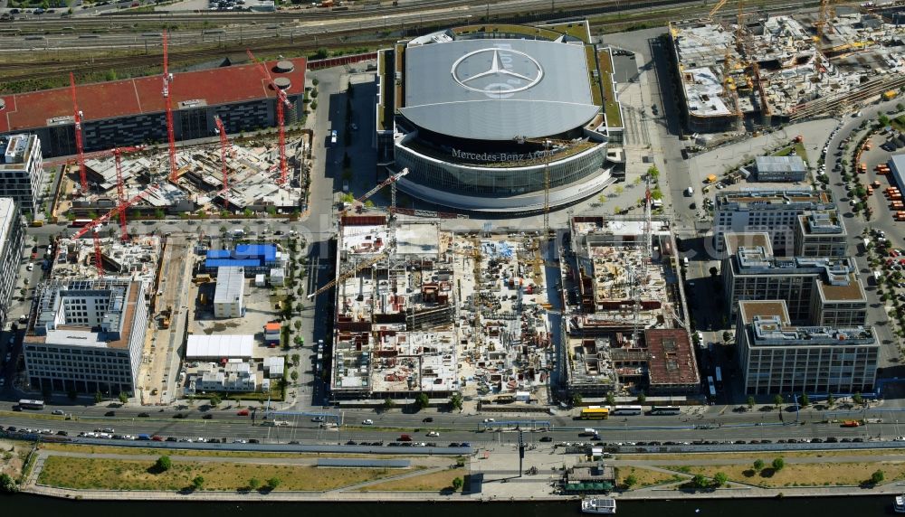 Berlin from the bird's eye view: Development area and construction sites on the Anschutzareal at the Mercedes-Benz-Arena on the banks of the River Spree in Friedrichshain. The Anschutz Entertainment Group (AEG) is developing the site through numerous hotel and commercial building new buildings