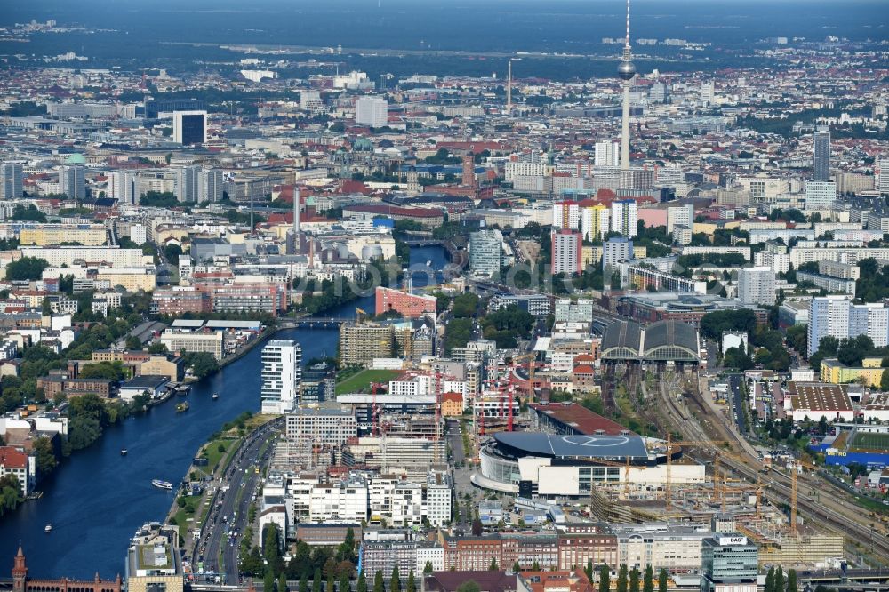 Aerial photograph Berlin - Development area and construction sites on the Anschutzareal at the Mercedes-Benz-Arena on the banks of the River Spree in Friedrichshain. The Anschutz Entertainment Group (AEG) is developing the site through numerous hotel and commercial building new buildings