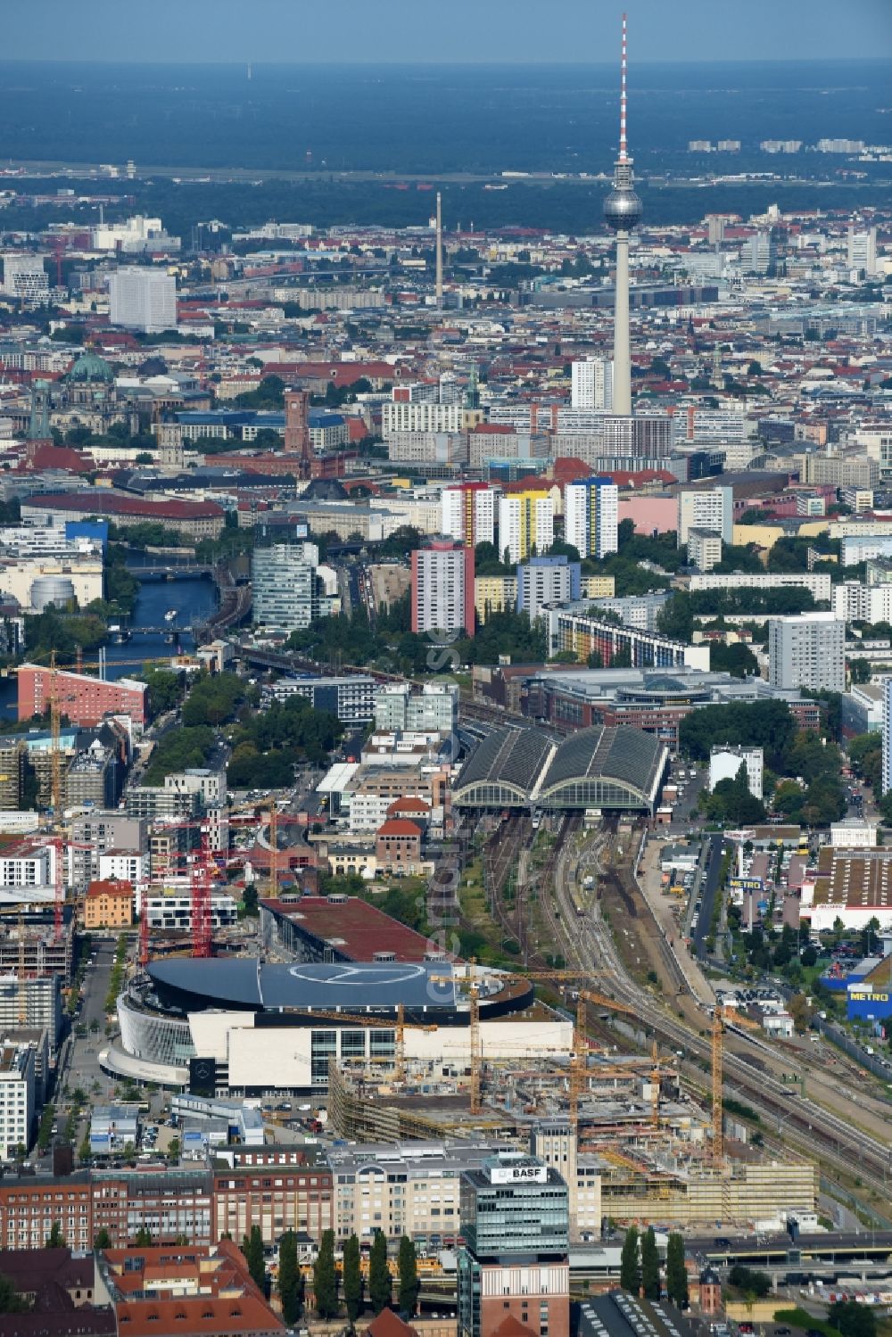 Berlin from the bird's eye view: Development area and construction sites on the Anschutzareal at the Mercedes-Benz-Arena on the banks of the River Spree in Friedrichshain. The Anschutz Entertainment Group (AEG) is developing the site through numerous hotel and commercial building new buildings