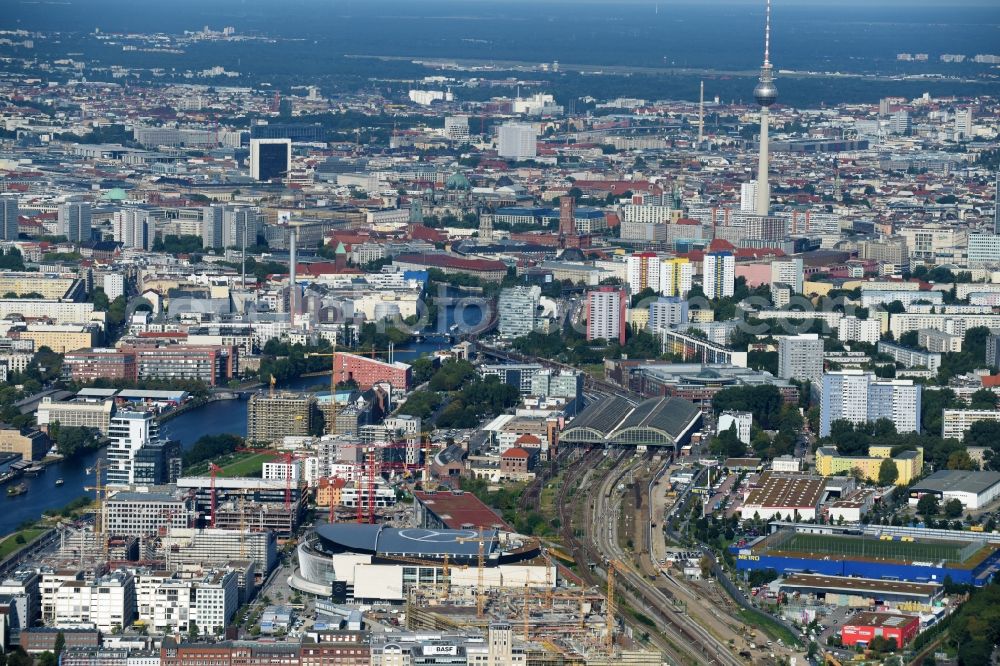 Aerial photograph Berlin - Development area and construction sites on the Anschutzareal at the Mercedes-Benz-Arena on the banks of the River Spree in Friedrichshain. The Anschutz Entertainment Group (AEG) is developing the site through numerous hotel and commercial building new buildings