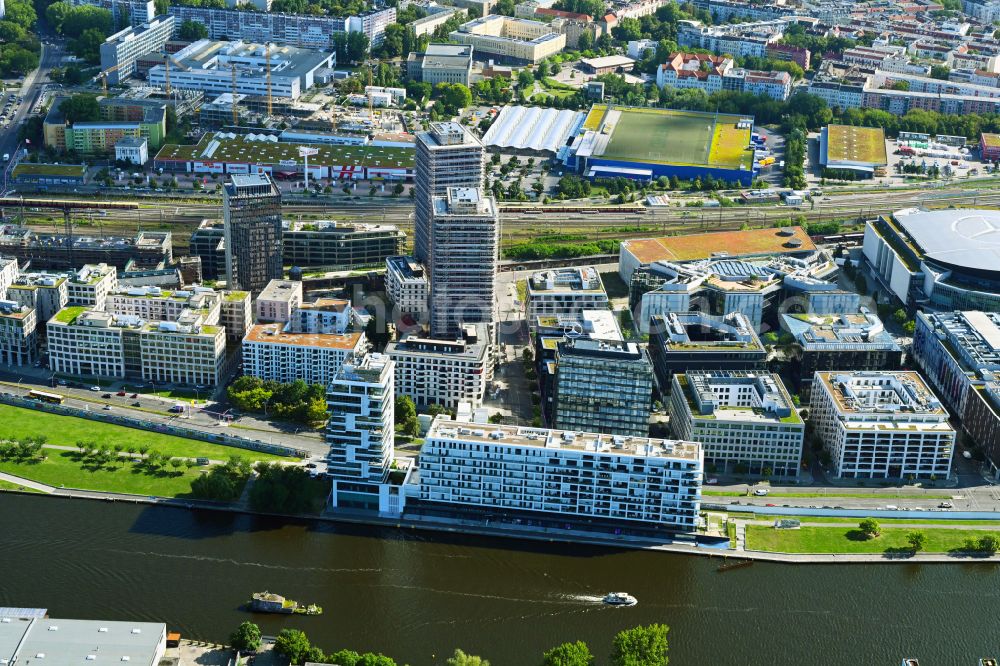 Berlin from the bird's eye view: Development area and construction sites on the Anschutzareal at the Uber Arena on the banks of the River Spree in Friedrichshain. The Anschutz Entertainment Group (AEG) is developing the site through numerous hotel and commercial building new buildings