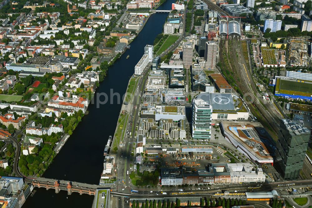 Aerial photograph Berlin - Development area and construction sites on the Anschutzareal at the Uber Arena on the banks of the River Spree in Friedrichshain. The Anschutz Entertainment Group (AEG) is developing the site through numerous hotel and commercial building new buildings