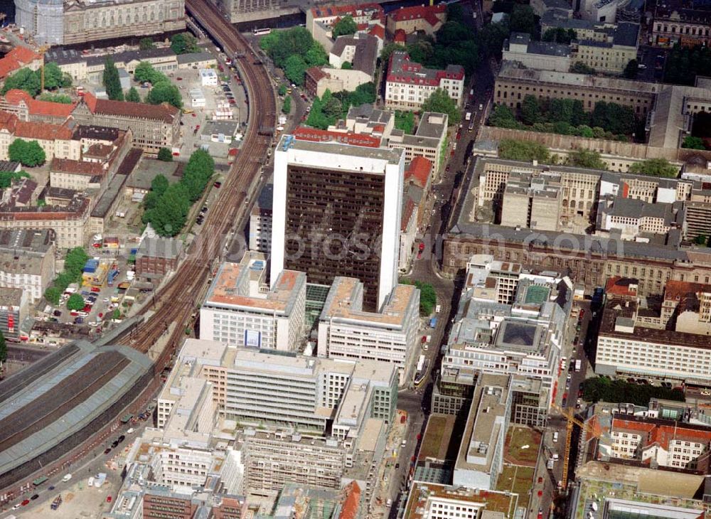 Berlin from above - Baustellen am Bahnhof Friedrichstraße in Mitte. BERLIN 16.Mai 2002