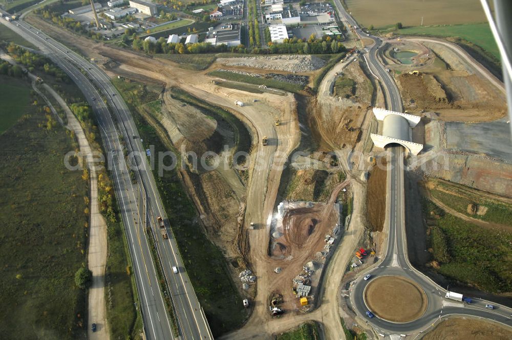 Deubachshof from above - Baustellen an der Neubautrasse der BAB A 4 - Umfahrung Hörselberge in Thüringen bei Eisenach. Das Bieterkonsortium VINCI Concessions / Hochtief PPP (50/50) hat den Zuschlag für das A-Modell BAB A 4 Umfahrung Hörselberge (km 238,5 bis km 283,2) erhalten. Die bei diesem Projekt auf der Bauausführungsebene gegründete Arbeitsgemeinschaft wird von der EUROVIA Infra GmbH angeführt, des Weiteren sind hier die Unternehmen Hochtief, Strassing Limes und Rädlinger beteiligt. Durchgeführt werden die im Zuge dieses Projektes notwendigen Arbeiten unter an derem von den Mitarbeitern der Niederlassung Weimar der EUROVIA Verkehrsbau Union sowie der Niederlassungen Abbruch und Erdbau, Betonstraßenbau, Ingenieurbau und TECO Schallschutz der EUROVIA Beton. DEGES; STREIF Baulogistik