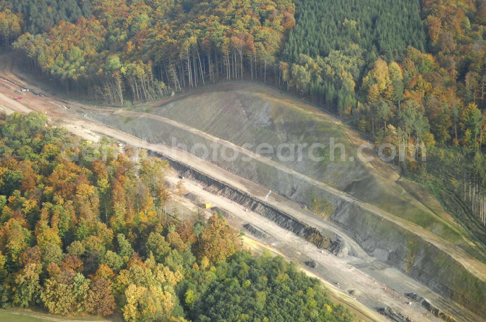 Aerial photograph Deubachshof - Baustellen an der Neubautrasse der BAB A 4 - Umfahrung Hörselberge in Thüringen bei Eisenach. Das Bieterkonsortium VINCI Concessions / Hochtief PPP (50/50) hat den Zuschlag für das A-Modell BAB A 4 Umfahrung Hörselberge (km 238,5 bis km 283,2) erhalten. Die bei diesem Projekt auf der Bauausführungsebene gegründete Arbeitsgemeinschaft wird von der EUROVIA Infra GmbH angeführt, des Weiteren sind hier die Unternehmen Hochtief, Strassing Limes und Rädlinger beteiligt. Durchgeführt werden die im Zuge dieses Projektes notwendigen Arbeiten unter an derem von den Mitarbeitern der Niederlassung Weimar der EUROVIA Verkehrsbau Union sowie der Niederlassungen Abbruch und Erdbau, Betonstraßenbau, Ingenieurbau und TECO Schallschutz der EUROVIA Beton. DEGES; STREIF Baulogistik