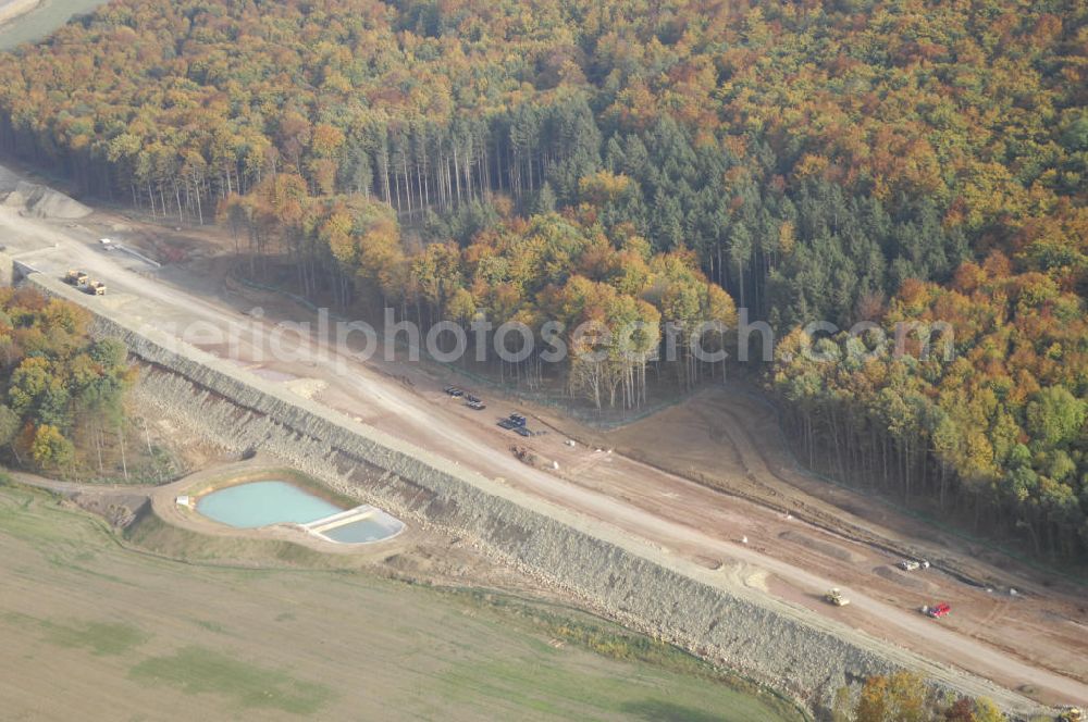 Deubachshof from above - Baustellen an der Neubautrasse der BAB A 4 - Umfahrung Hörselberge in Thüringen bei Eisenach. Das Bieterkonsortium VINCI Concessions / Hochtief PPP (50/50) hat den Zuschlag für das A-Modell BAB A 4 Umfahrung Hörselberge (km 238,5 bis km 283,2) erhalten. Die bei diesem Projekt auf der Bauausführungsebene gegründete Arbeitsgemeinschaft wird von der EUROVIA Infra GmbH angeführt, des Weiteren sind hier die Unternehmen Hochtief, Strassing Limes und Rädlinger beteiligt. Durchgeführt werden die im Zuge dieses Projektes notwendigen Arbeiten unter an derem von den Mitarbeitern der Niederlassung Weimar der EUROVIA Verkehrsbau Union sowie der Niederlassungen Abbruch und Erdbau, Betonstraßenbau, Ingenieurbau und TECO Schallschutz der EUROVIA Beton. DEGES; STREIF Baulogistik