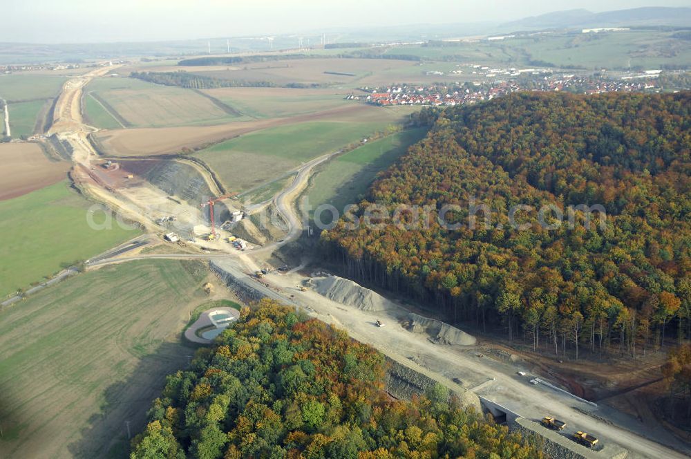 Madelungen from above - Baustellen an der Neubautrasse der BAB A 4 - Umfahrung Hörselberge in Thüringen bei Eisenach. Das Bieterkonsortium VINCI Concessions / Hochtief PPP (50/50) hat den Zuschlag für das A-Modell BAB A 4 Umfahrung Hörselberge (km 238,5 bis km 283,2) erhalten. Die bei diesem Projekt auf der Bauausführungsebene gegründete Arbeitsgemeinschaft wird von der EUROVIA Infra GmbH angeführt, des Weiteren sind hier die Unternehmen Hochtief, Strassing Limes und Rädlinger beteiligt. Durchgeführt werden die im Zuge dieses Projektes notwendigen Arbeiten unter an derem von den Mitarbeitern der Niederlassung Weimar der EUROVIA Verkehrsbau Union sowie der Niederlassungen Abbruch und Erdbau, Betonstraßenbau, Ingenieurbau und TECO Schallschutz der EUROVIA Beton. DEGES; STREIF Baulogistik