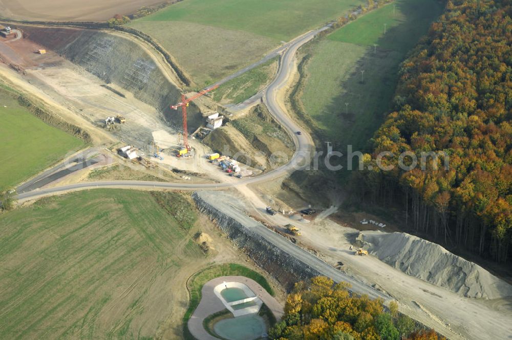 Madelungen from the bird's eye view: Baustellen an der Neubautrasse der BAB A 4 - Umfahrung Hörselberge in Thüringen bei Eisenach. Das Bieterkonsortium VINCI Concessions / Hochtief PPP (50/50) hat den Zuschlag für das A-Modell BAB A 4 Umfahrung Hörselberge (km 238,5 bis km 283,2) erhalten. Die bei diesem Projekt auf der Bauausführungsebene gegründete Arbeitsgemeinschaft wird von der EUROVIA Infra GmbH angeführt, des Weiteren sind hier die Unternehmen Hochtief, Strassing Limes und Rädlinger beteiligt. Durchgeführt werden die im Zuge dieses Projektes notwendigen Arbeiten unter an derem von den Mitarbeitern der Niederlassung Weimar der EUROVIA Verkehrsbau Union sowie der Niederlassungen Abbruch und Erdbau, Betonstraßenbau, Ingenieurbau und TECO Schallschutz der EUROVIA Beton. DEGES; STREIF Baulogistik