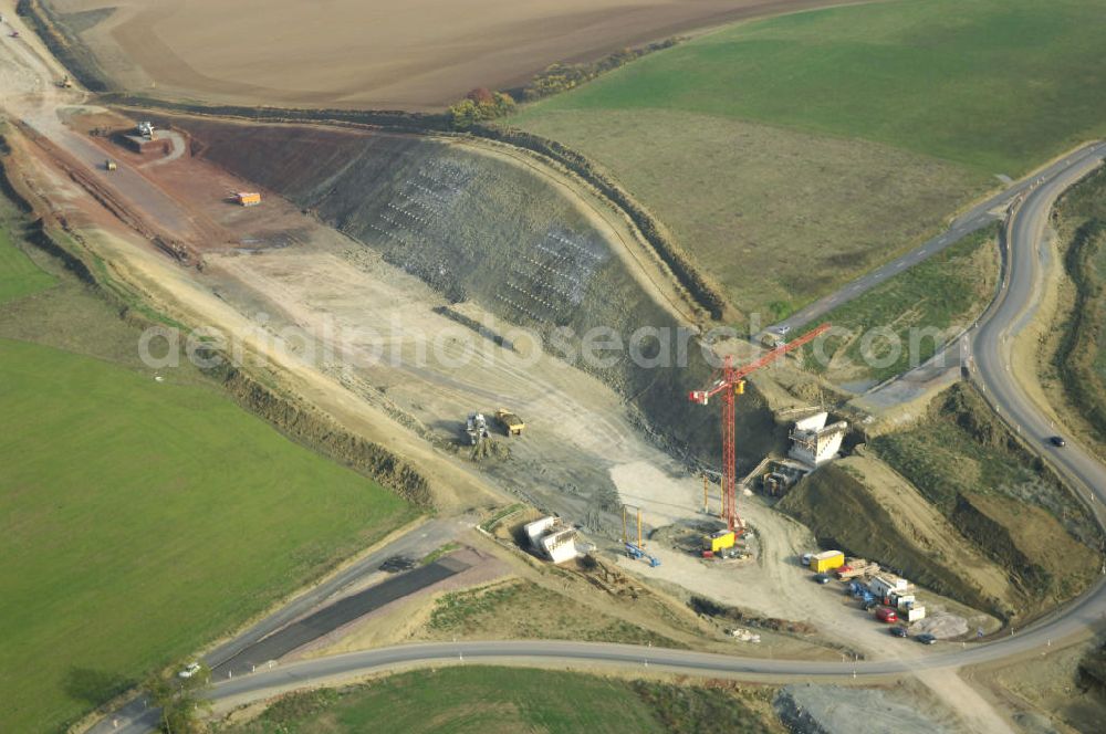 Aerial image Madelungen - Baustellen an der Neubautrasse der BAB A 4 - Umfahrung Hörselberge in Thüringen bei Eisenach. Das Bieterkonsortium VINCI Concessions / Hochtief PPP (50/50) hat den Zuschlag für das A-Modell BAB A 4 Umfahrung Hörselberge (km 238,5 bis km 283,2) erhalten. Die bei diesem Projekt auf der Bauausführungsebene gegründete Arbeitsgemeinschaft wird von der EUROVIA Infra GmbH angeführt, des Weiteren sind hier die Unternehmen Hochtief, Strassing Limes und Rädlinger beteiligt. Durchgeführt werden die im Zuge dieses Projektes notwendigen Arbeiten unter an derem von den Mitarbeitern der Niederlassung Weimar der EUROVIA Verkehrsbau Union sowie der Niederlassungen Abbruch und Erdbau, Betonstraßenbau, Ingenieurbau und TECO Schallschutz der EUROVIA Beton. DEGES; STREIF Baulogistik