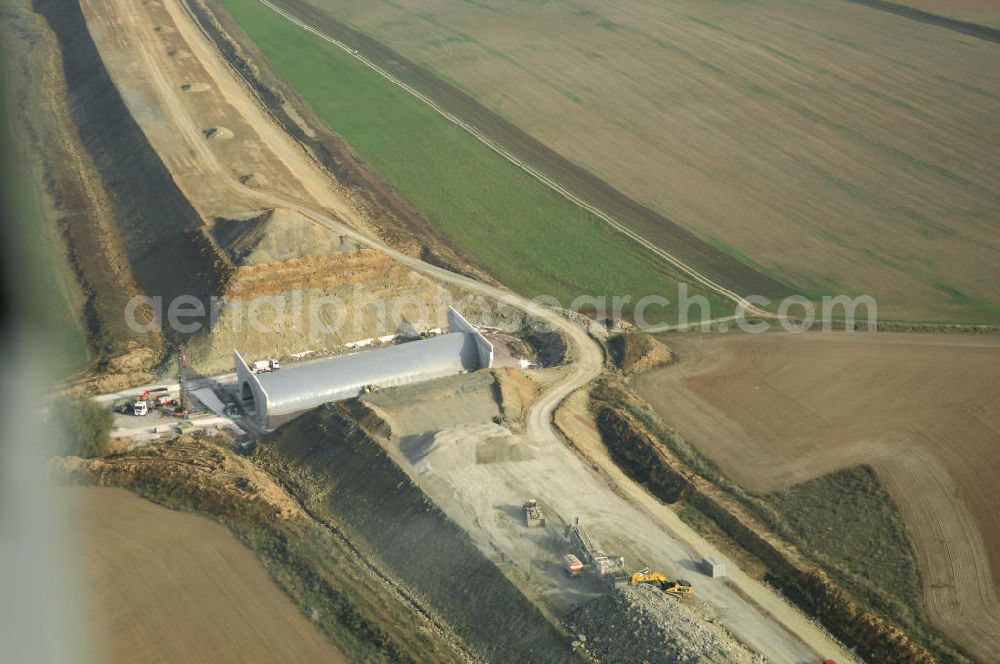 Aerial photograph Madelungen - Baustellen an der Neubautrasse der BAB A 4 - Umfahrung Hörselberge in Thüringen bei Eisenach. Das Bieterkonsortium VINCI Concessions / Hochtief PPP (50/50) hat den Zuschlag für das A-Modell BAB A 4 Umfahrung Hörselberge (km 238,5 bis km 283,2) erhalten. Die bei diesem Projekt auf der Bauausführungsebene gegründete Arbeitsgemeinschaft wird von der EUROVIA Infra GmbH angeführt, des Weiteren sind hier die Unternehmen Hochtief, Strassing Limes und Rädlinger beteiligt. Durchgeführt werden die im Zuge dieses Projektes notwendigen Arbeiten unter an derem von den Mitarbeitern der Niederlassung Weimar der EUROVIA Verkehrsbau Union sowie der Niederlassungen Abbruch und Erdbau, Betonstraßenbau, Ingenieurbau und TECO Schallschutz der EUROVIA Beton. DEGES; STREIF Baulogistik