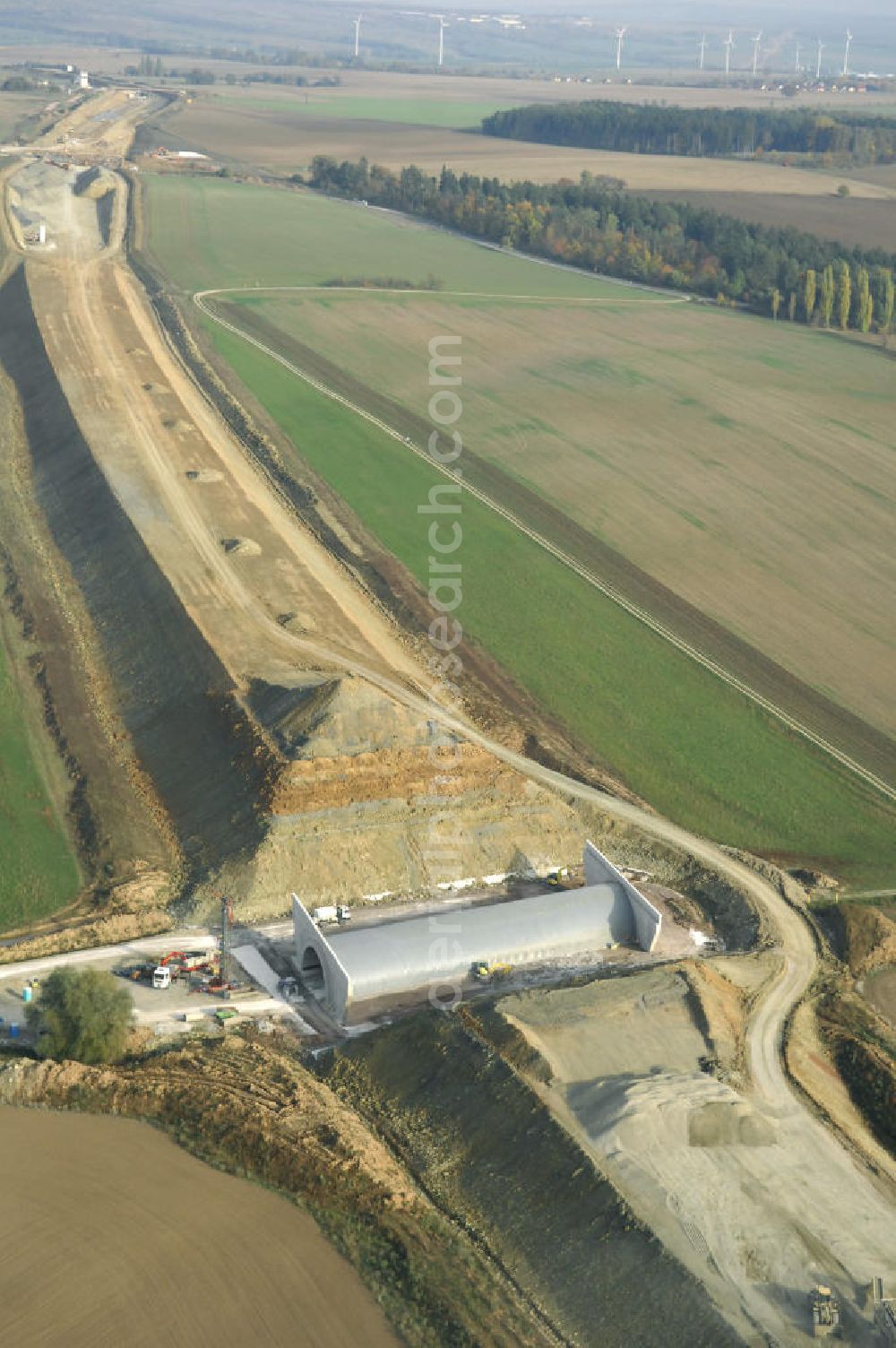 Madelungen from above - Baustellen an der Neubautrasse der BAB A 4 - Umfahrung Hörselberge in Thüringen bei Eisenach. Das Bieterkonsortium VINCI Concessions / Hochtief PPP (50/50) hat den Zuschlag für das A-Modell BAB A 4 Umfahrung Hörselberge (km 238,5 bis km 283,2) erhalten. Die bei diesem Projekt auf der Bauausführungsebene gegründete Arbeitsgemeinschaft wird von der EUROVIA Infra GmbH angeführt, des Weiteren sind hier die Unternehmen Hochtief, Strassing Limes und Rädlinger beteiligt. Durchgeführt werden die im Zuge dieses Projektes notwendigen Arbeiten unter an derem von den Mitarbeitern der Niederlassung Weimar der EUROVIA Verkehrsbau Union sowie der Niederlassungen Abbruch und Erdbau, Betonstraßenbau, Ingenieurbau und TECO Schallschutz der EUROVIA Beton. DEGES; STREIF Baulogistik