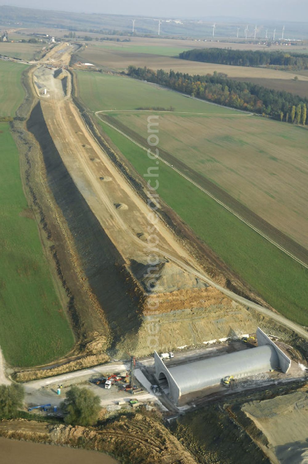 Madelungen from the bird's eye view: Baustellen an der Neubautrasse der BAB A 4 - Umfahrung Hörselberge in Thüringen bei Eisenach. Das Bieterkonsortium VINCI Concessions / Hochtief PPP (50/50) hat den Zuschlag für das A-Modell BAB A 4 Umfahrung Hörselberge (km 238,5 bis km 283,2) erhalten. Die bei diesem Projekt auf der Bauausführungsebene gegründete Arbeitsgemeinschaft wird von der EUROVIA Infra GmbH angeführt, des Weiteren sind hier die Unternehmen Hochtief, Strassing Limes und Rädlinger beteiligt. Durchgeführt werden die im Zuge dieses Projektes notwendigen Arbeiten unter an derem von den Mitarbeitern der Niederlassung Weimar der EUROVIA Verkehrsbau Union sowie der Niederlassungen Abbruch und Erdbau, Betonstraßenbau, Ingenieurbau und TECO Schallschutz der EUROVIA Beton. DEGES; STREIF Baulogistik