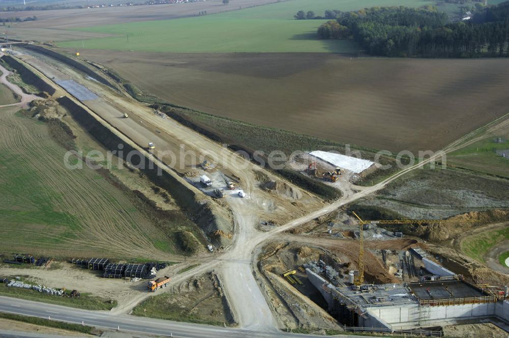 Madelungen from above - Baustellen an der Neubautrasse der BAB A 4 - Umfahrung Hörselberge in Thüringen bei Eisenach. Das Bieterkonsortium VINCI Concessions / Hochtief PPP (50/50) hat den Zuschlag für das A-Modell BAB A 4 Umfahrung Hörselberge (km 238,5 bis km 283,2) erhalten. Die bei diesem Projekt auf der Bauausführungsebene gegründete Arbeitsgemeinschaft wird von der EUROVIA Infra GmbH angeführt, des Weiteren sind hier die Unternehmen Hochtief, Strassing Limes und Rädlinger beteiligt. Durchgeführt werden die im Zuge dieses Projektes notwendigen Arbeiten unter an derem von den Mitarbeitern der Niederlassung Weimar der EUROVIA Verkehrsbau Union sowie der Niederlassungen Abbruch und Erdbau, Betonstraßenbau, Ingenieurbau und TECO Schallschutz der EUROVIA Beton. DEGES; STREIF Baulogistik