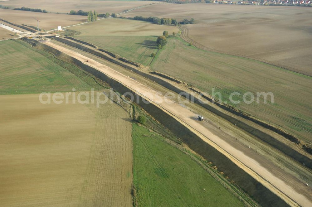 Madelungen from the bird's eye view: Baustellen an der Neubautrasse der BAB A 4 - Umfahrung Hörselberge in Thüringen bei Eisenach. Das Bieterkonsortium VINCI Concessions / Hochtief PPP (50/50) hat den Zuschlag für das A-Modell BAB A 4 Umfahrung Hörselberge (km 238,5 bis km 283,2) erhalten. Die bei diesem Projekt auf der Bauausführungsebene gegründete Arbeitsgemeinschaft wird von der EUROVIA Infra GmbH angeführt, des Weiteren sind hier die Unternehmen Hochtief, Strassing Limes und Rädlinger beteiligt. Durchgeführt werden die im Zuge dieses Projektes notwendigen Arbeiten unter an derem von den Mitarbeitern der Niederlassung Weimar der EUROVIA Verkehrsbau Union sowie der Niederlassungen Abbruch und Erdbau, Betonstraßenbau, Ingenieurbau und TECO Schallschutz der EUROVIA Beton. DEGES; STREIF Baulogistik