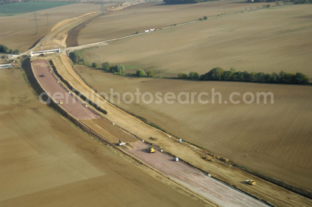 Madelungen from above - Baustellen an der Neubautrasse der BAB A 4 - Umfahrung Hörselberge in Thüringen bei Eisenach. Das Bieterkonsortium VINCI Concessions / Hochtief PPP (50/50) hat den Zuschlag für das A-Modell BAB A 4 Umfahrung Hörselberge (km 238,5 bis km 283,2) erhalten. Die bei diesem Projekt auf der Bauausführungsebene gegründete Arbeitsgemeinschaft wird von der EUROVIA Infra GmbH angeführt, des Weiteren sind hier die Unternehmen Hochtief, Strassing Limes und Rädlinger beteiligt. Durchgeführt werden die im Zuge dieses Projektes notwendigen Arbeiten unter an derem von den Mitarbeitern der Niederlassung Weimar der EUROVIA Verkehrsbau Union sowie der Niederlassungen Abbruch und Erdbau, Betonstraßenbau, Ingenieurbau und TECO Schallschutz der EUROVIA Beton. DEGES; STREIF Baulogistik